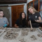 Analisis de restos oseos aparecidos en la restaruación de la capilla de san Isidrode la Catedral de Palencia, en la imagen la arqueóloga, Emma Bonthorne, junto a algunos de los alumnos estudiantes de antropología de diversos paises.