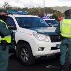 Patrulla de la Guardia Civil en un control de carretera.