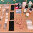 Pastillas y objetos incautados en el registro de la vivienda de la falsa doctora en Burgos.