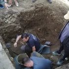 Diferentes personas participado en la localización de restos de la fosa del cementerio viejo de Mansilla