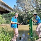 Dos agentes de la Guardería Fluvial controlan los niveles en uno de los cauces de la cuenca del Duero.