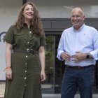 Ester Muñoz y Miguel Tellado ante la sede de Génova.