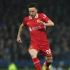 Diogo Jota controla un balón con el Liverpool