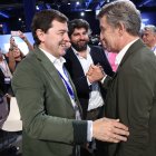 Alfonso Fernández Mañueco y Alberto Núñez Feijóo con Fernando López Miras al fondo, en el Congreso del PP.