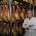 La empresa de Alfonso Peña especializa en la elaboración de jamones serranos y productos ibéricos