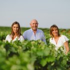 Carmelo Rodero, en la viña, flanqueado por sus hijas María (ida), Responsable Comercial y ventas y Beatriz, Directora Técnica y enóloga de la bodega familiar. / LA POSADA