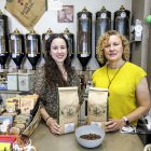 Patricia Sogorb y Yolanda González, en el mostrador de la tienda que regentan