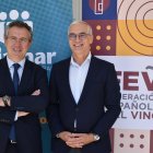 El presidente de Cajamar, Eduardo Baamonde, y el director general de la Federación Española del Vino, José Luis Benítez