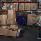 Un voluntario del Banco de Alimentos realiza tareas de trasporte de productos de donados