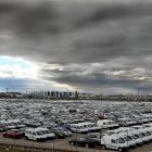 Aparcamiento stock de Renault. Vehículos almacenados en la explanada de la factoría de Renault España en Valladolid. Horizontal.