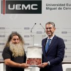 Raúl Pérez (izq.) recibe el marco del Curso de Verano ´La Trastienda del Vino´