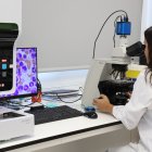 Análisis de células en microscopio con tecnología avanzada