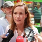 La portavoz de Vox en la Asamblea de Madrid y portavoz nacional, Isabel Pérez, asiste a una mesa informativa colocada en la plaza de Sagasta.