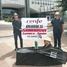 Un grupo de ciudadanos protesta en Bruselas contra la decisión de retirar paradas del AVE en Sanabria