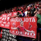 Aficionados del Liverpool rinden homenaje a Diogo Jota antes de un partido amistoso de fútbol de pretemporada entre Preston North End y Liverpool en el estadio Deepdale en Preston.