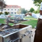 El jefe de cocina muestra una pieza en las brasas en el Jardín del Manantial