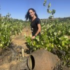 María Alfonso en la viña, junto a una de las tinajas donde fermentan sus mostos en Sanzoles