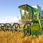 Una cosechadora recoge grano en un campo de cereal