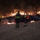 Miembros del servicio de Medio Ambiente de la Junta ejecutan cortafuegos en el incendio entre Zamora y Ourense