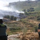Dos agentes de la Guardia Civil en el incendio en Porto de Sanabria este viernes.