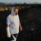 José Manuel Blanco, con quemaduras en varias partes del cuerpo, observa la zona arrasada el incendio forestal de Ciperez (Salamanca)