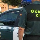 Imagen de archivo de un agente de la Guardia Civil ante un coche patrulla