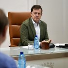 El presidente de la Junta de Castilla y León, Alfonso Fernández Mañueco, mantiene una reunión de trabajo con miembros de su Ejecutivo para hacer seguimiento de la situación de los incendios en la Comunidad