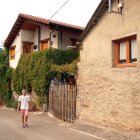 Jesús del Río regenta la Casa Rural Aguas Frías, en La Omañuela.