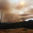 Incendio proveniente de Orense se acerca al municipio de Corullón (León)