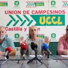 Jesús Manuel González Palacín, coordinador regional de UCCL, analiza la situación de los incendios junto a los coordinadores de UCCL Valladolid Valentín García (I) y Zamora Antonio Rodríguez (D)