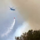 Medios aéreos y terrestres trabajan contra las llamas cerca de Boca de Huérgano (León)