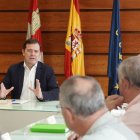 Alfonso Fernández Mañueco y María González Corral, mantienen una reunión de trabajo con los representantes de las OPAS