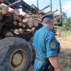 Un agente de la Guardia Civil durante labores de investigación.
