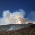 El incendio de Fasgar continúa por zonas forestales