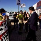 Cuatro operarios forestales se concentran durante la visita del consejero de Medio Ambiente, Vivienda y Ordenación del Territorio, Juan Carlos Suárez-Quiñones a Villadangos del Páramo (León)