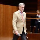 El procurador socialista José Luis Vázquez a su llegada a la segunda sesión del Pleno de las Cortes este miércoles.