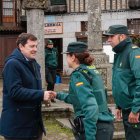 Mañueco junto a varios agentes de la Guardia Civil