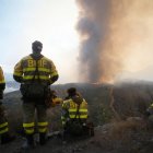 Bomberos de Castilla y León observan un incendio forestas en La Baña.