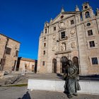 Escultura de la santa frente al Convento de Santa Teresa - Ávila