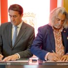 Juan Carlos Suárez-Quiñones, firma dos protocolos, uno con la Federación de Asociaciones de Sordos y otro con el Colegio de Psicólogos