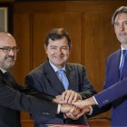 El presidente de la Junta de Castilla y León, Alfonso Fernández Mañueco (C), junto a los alcaldes de Ponferrada, Marco Morala (I), y Congosto, Jorge García (D), durante la firma del protocolo para la ampliación del Polígono Industrial La Llanada.