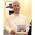 El papa León XIV posa con el cartel 'León 14'.