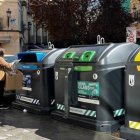 Varios contenedores en la vía pública