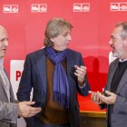 El secretario general del PSOECyL y candidato a la Presidencia de la Junta, Carlos Martínez, y el portavoz socialista en el Senado, Juan Espadas.