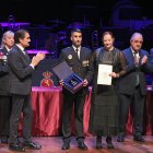 El consejero de Medio Ambiente, Vivienda y Ordenación del Territorio, Juan Carlos Suárez-Quiñones, y el alcalde de León, José Antonio Diez, participan en el acto de entrega de las Medallas al Mérito de la Policía Local