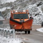 Una maquina quitanieves durante la primera nevada de la temporada