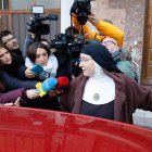 Una exmonja de Belorado, ofrece declaraciones a la prensa, a 28 de noviembre de 2025, en Belorado, Burgos, Castilla y León, (España). La detención se da por presunta apropiación indebida de bienes catalogados como patrimonio histórico en dicho monasterio.