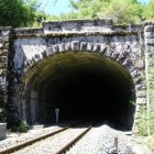 Una de las entradas al túnel ferroviario de Padornelo.