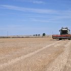Una cosechadora en una explotación agrícola de la Comunidad