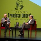 Lorenzo Silva y Manuel Llorente durante el diálogo